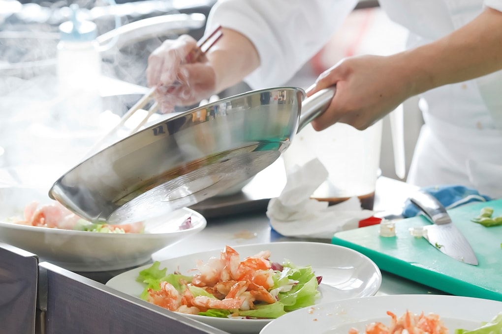 外食業態の調理風景