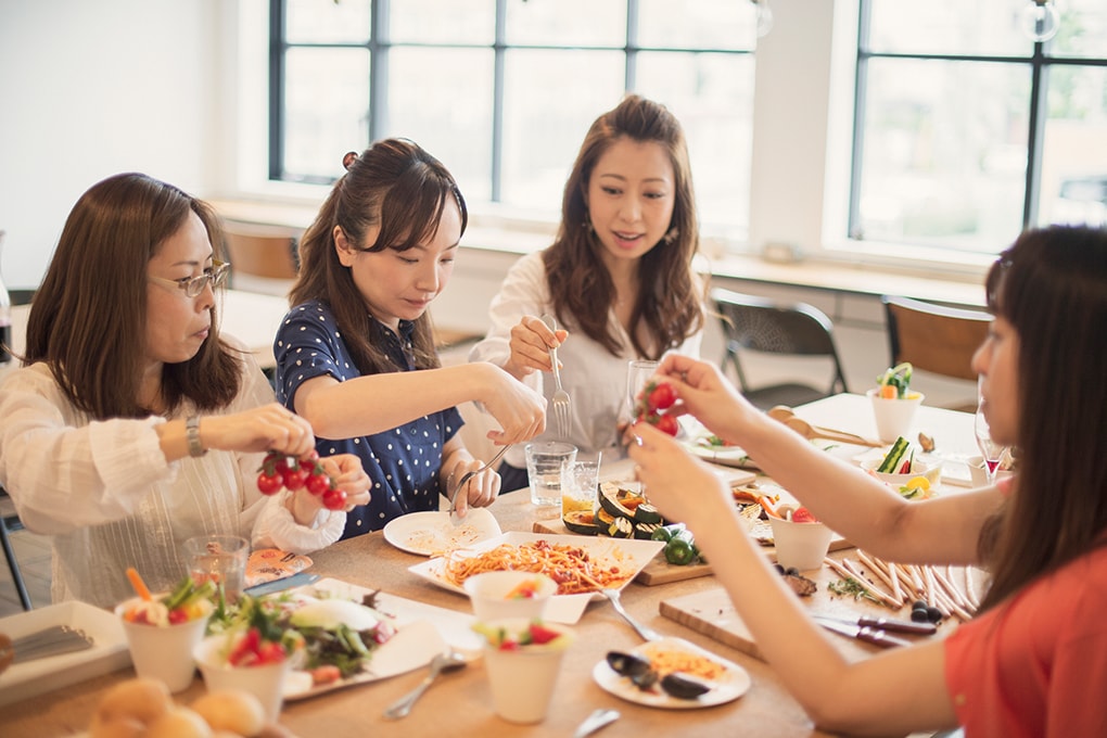 外食業態の食事風景